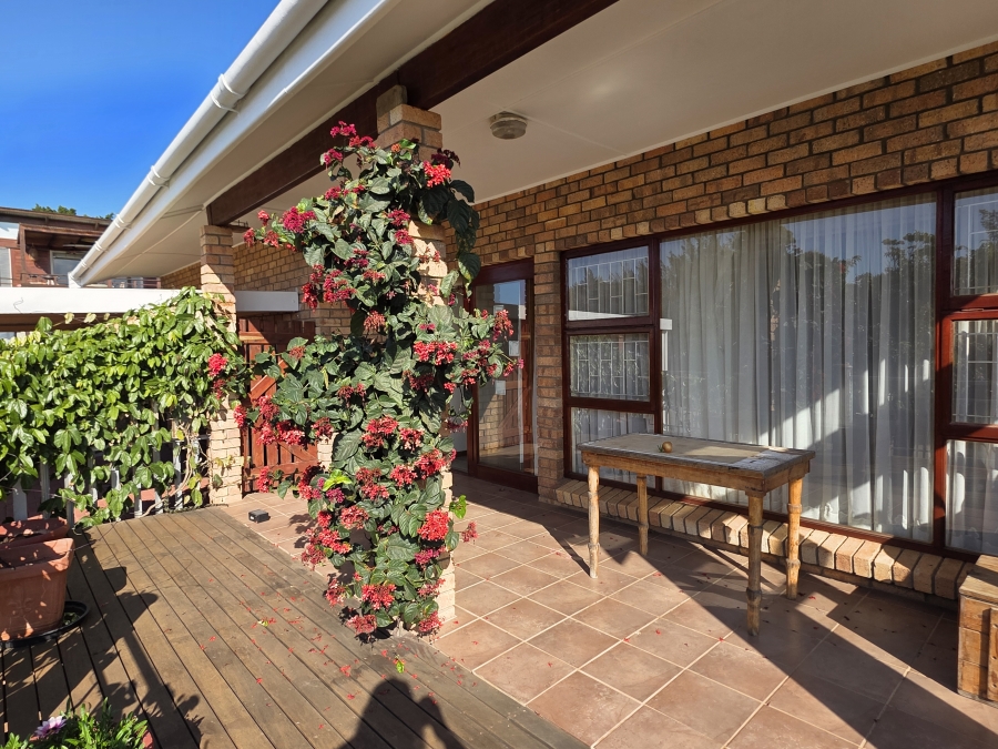 4 Bedroom Property for Sale in Wavecrest Eastern Cape